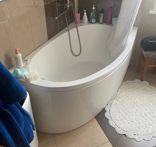 Чем расстояние между стеной и ванной заделать?