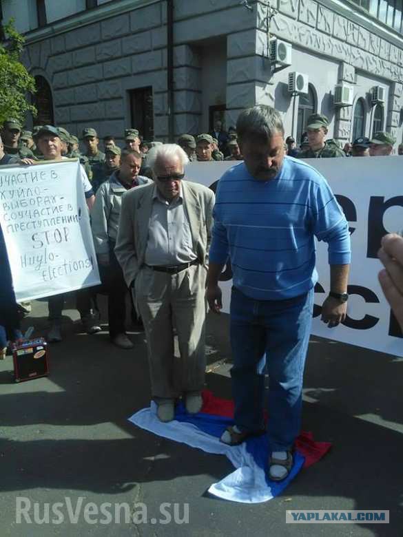Трое активистов заблокировали вход в посольство РФ в Киеве, чтобы сорвать выборы