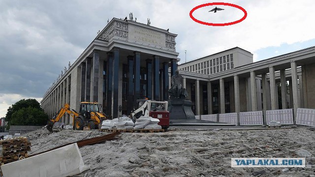 Гранит на лестнице у российской государственной библиотеки в Москве поменяли второй раз за 3 года — по секретному контракту