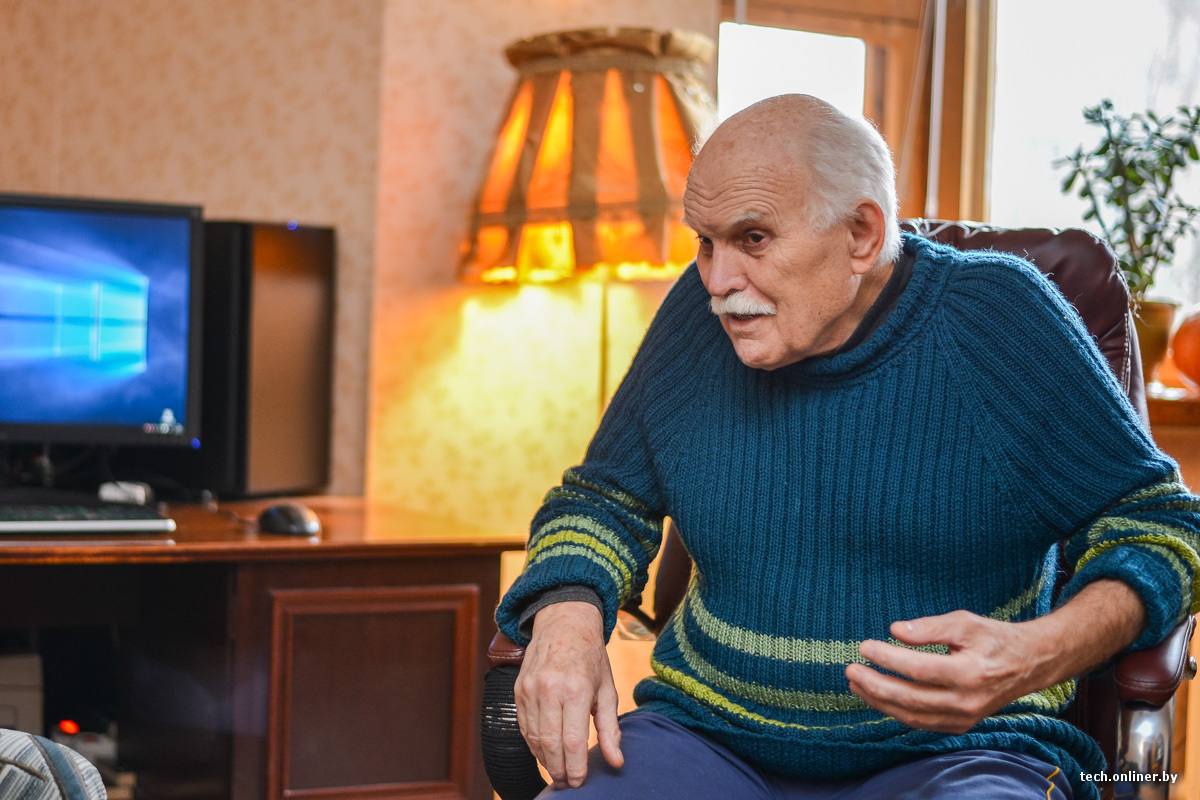 дед со смартфоном. найди деда в интернете. бабушка и дедушка. найди деда в интернете. дед в интернете.