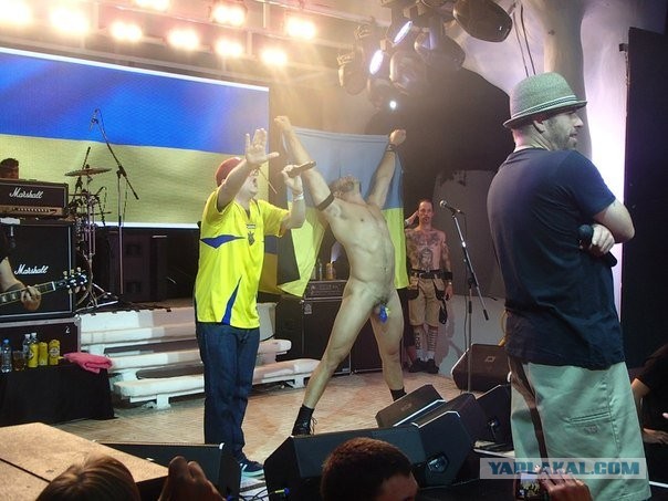 Bloodhound gang оскорбили флаг России