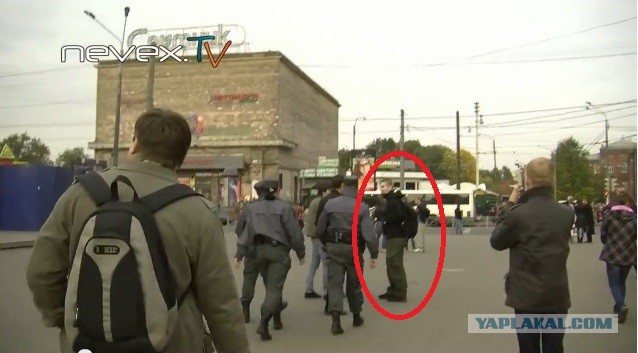 Полиция задерживает беременных женщин и детей