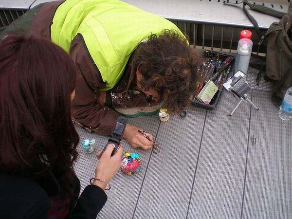 Пожевал, выплюнул - нарисовал картину