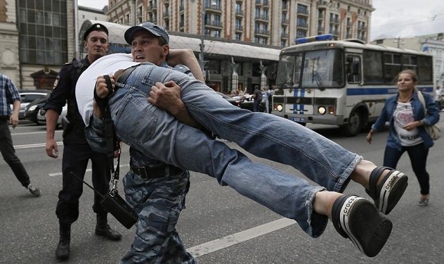 На станции метро полицейского носили. Оскорбительно