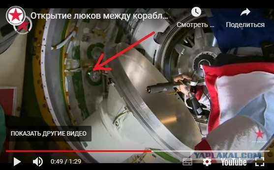Открытие люка МКС-Прогресс 20. Зачетная куртка космонавта