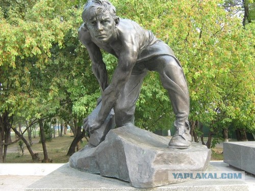 Пенсионерка из Уфы вывалила куски обвалившегося в ее квартире потолка перед заммэра города
