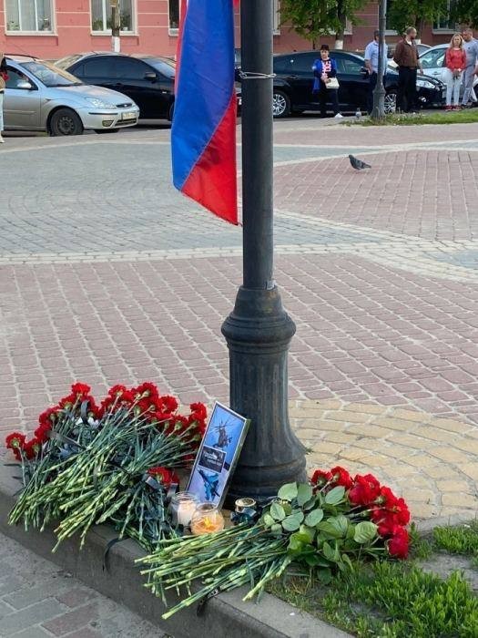 Жители Клинцов Брянской области несут цветы и свечи к стихийному мемориалу в память о погибших сегодня лётчиках