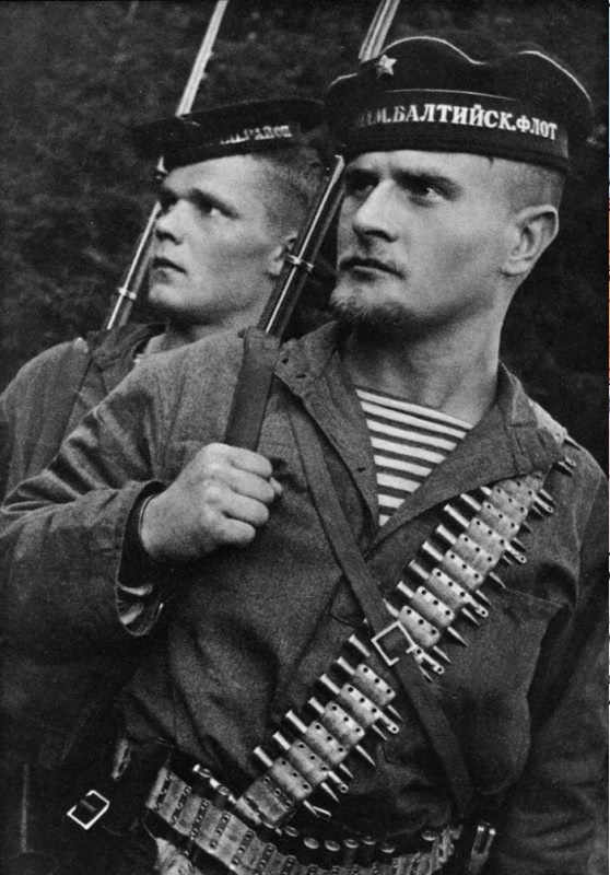 Бравый морпех со знаменитой фотографии. Как сложилась судьба лейтенанта Николая Гарановского?
