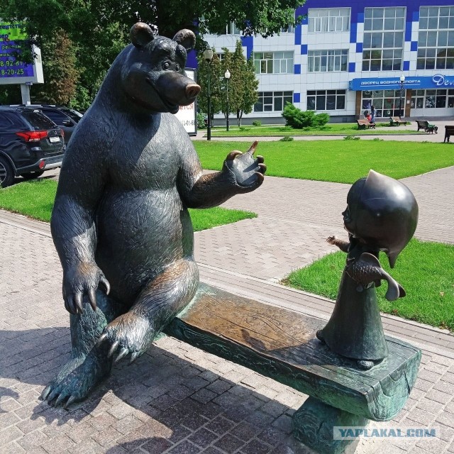 Скульптура Маши и Медведя на детской площадке