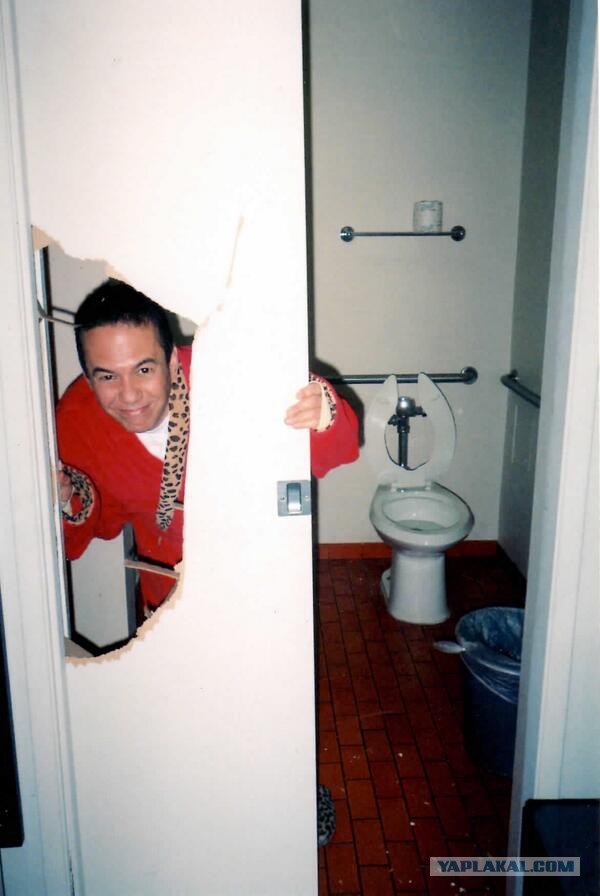 Бобслеист Джонни Куин застрял в лифте.