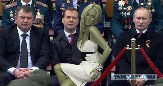 Главнокомандующий принимает парад сидя