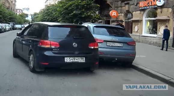 Инвалид пормогает ТП выехать с парковки