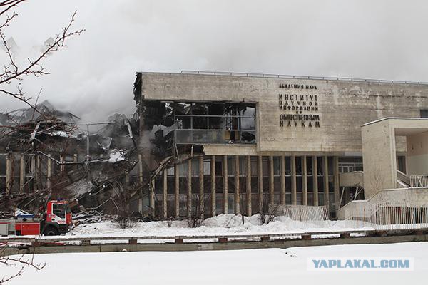 В Нью-Йорке горит хранилище документов