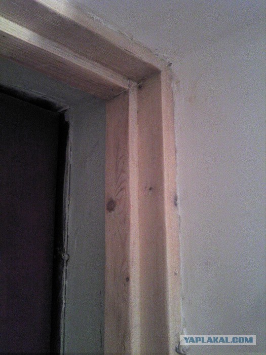 Деревянное дверное полотно дёшево и сердито.