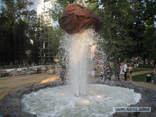 Памятник говну размещен в Москве в парке «Чермянка»