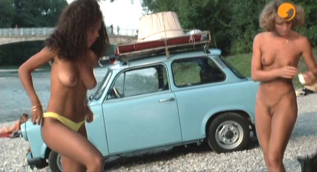 Прекрасная девушка на фоне красивых автомобилей, из уже далекого, Советског...