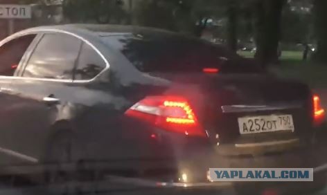 Водитель "Тианы" со спецсигналами устроил истерику на светофоре, чтобы его пропустил таксист