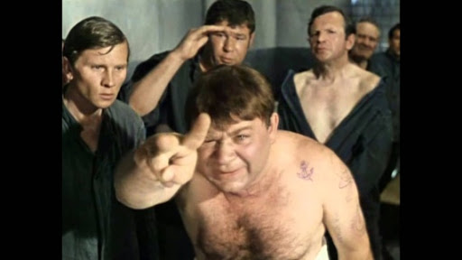 На Сахалине автомобиль мужчины заковали в цепи, за парковку на "чужом" месте