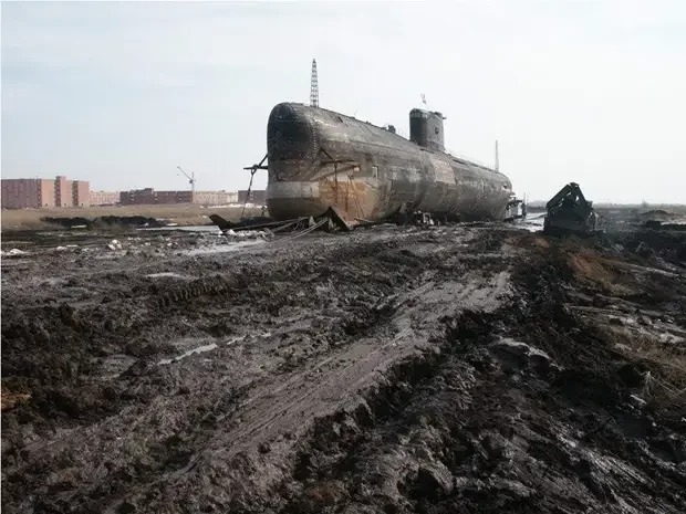 Как 2000 тонная подлодка высотой с пятиэтажку оказалась в Тольятти?