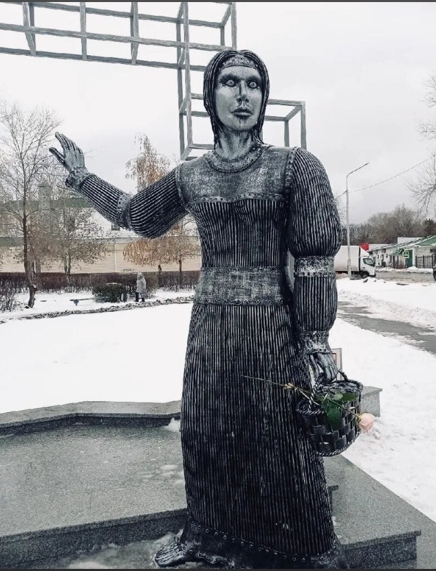 Ей любой наряд подходит