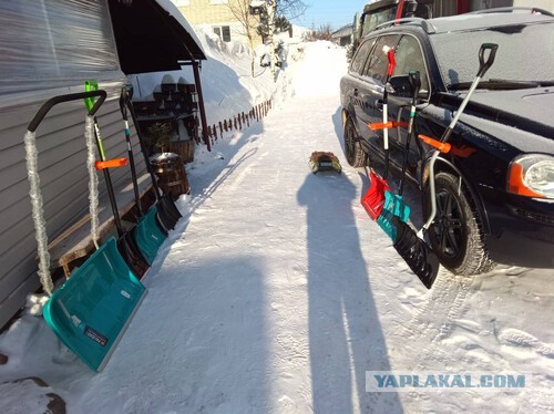 Уборка двора от снега и соседи в нашем доме.