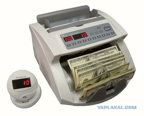 Стриптизерши подсчитывают свой заработок