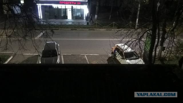 "Ягуар" перегородил вход в подъезд дома 105 на Лиговском в Петербурге
