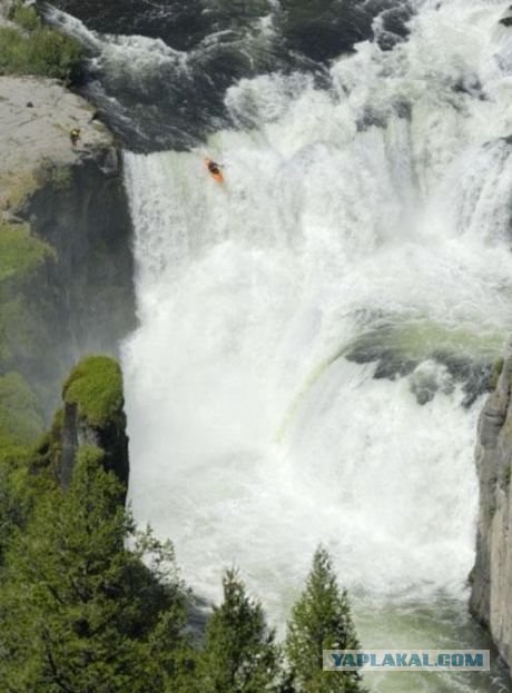 40-метровый полет сквозь водопад