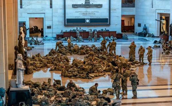 На Страстном бульваре начались столкновения участников несогласованной акции и ОМОНа.