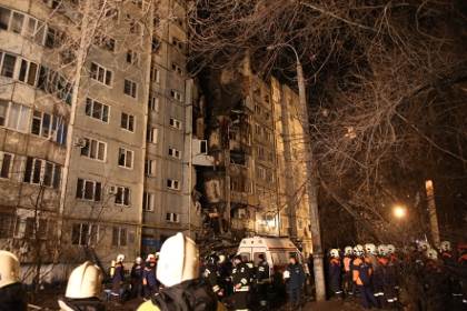В Магнитогорске в результате взрыва газа обрушился подъезд дома