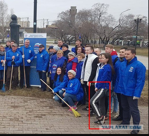 Пермяки высмеяли партийцев, которые вышли на субботник в убранный сквер