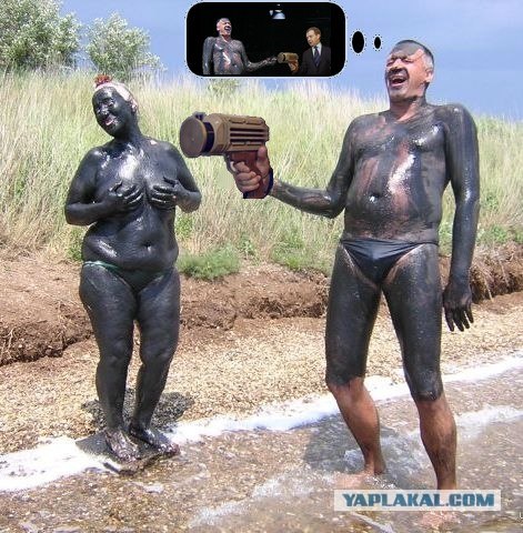 Фотожаба: Пляжники у нефтяного танкера