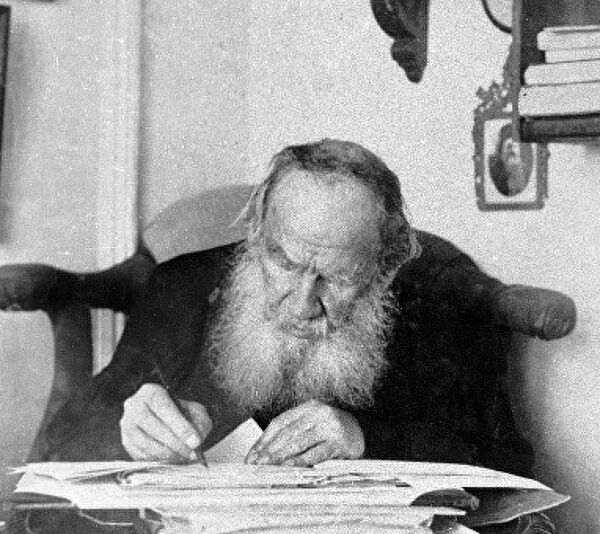 Лишь только мужчины шагают по шпалам... Девчонки на рельсах сидят