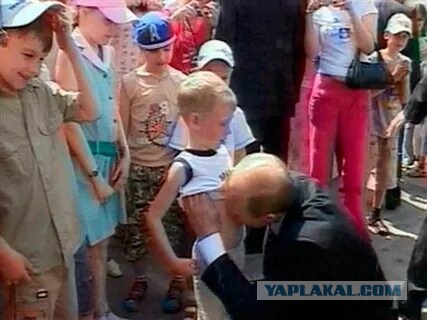 Премьер Дагестана схватил и поцеловал ягненка во время перегона скота