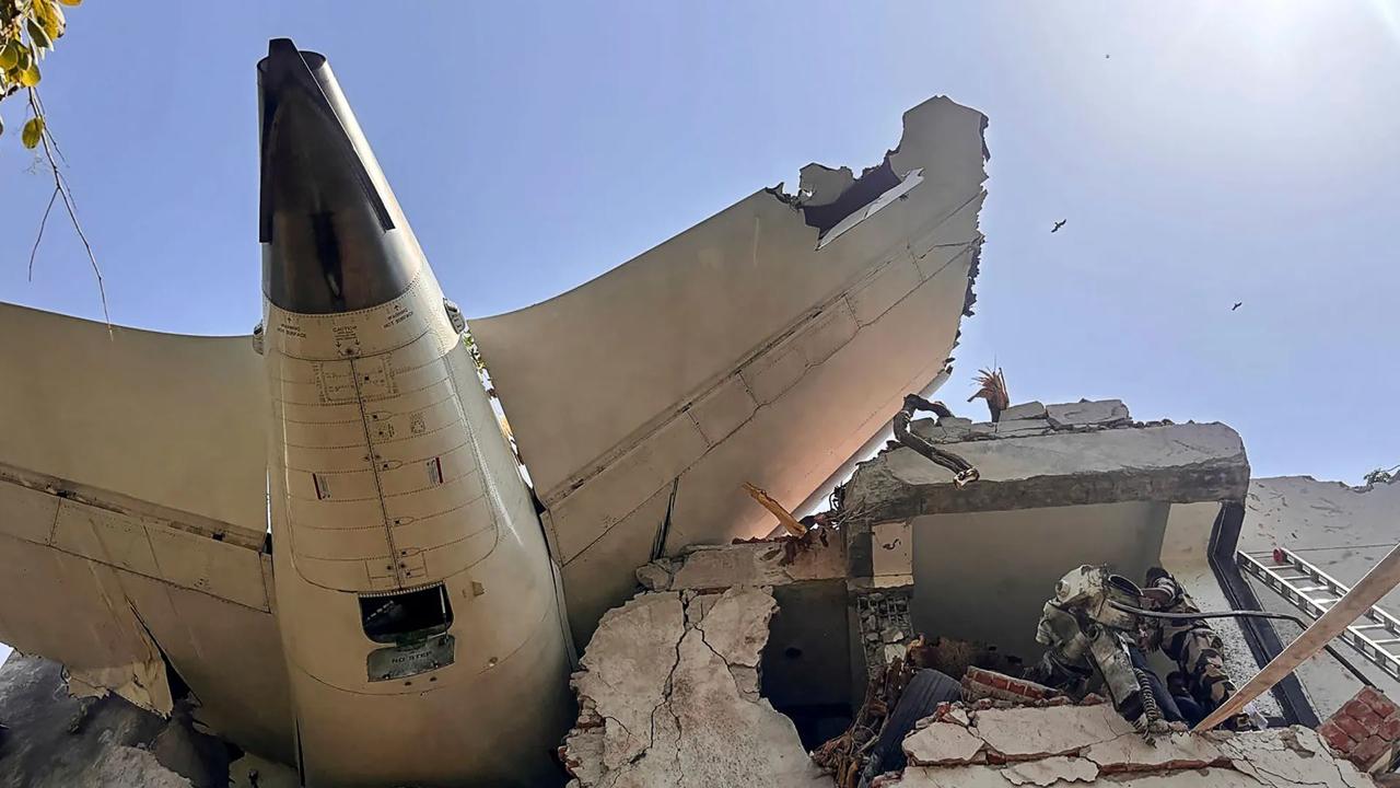 Причиной катастрофы Boeing 787 Air India могло стать отключение подачи топлива (оба переключателя были выключены)