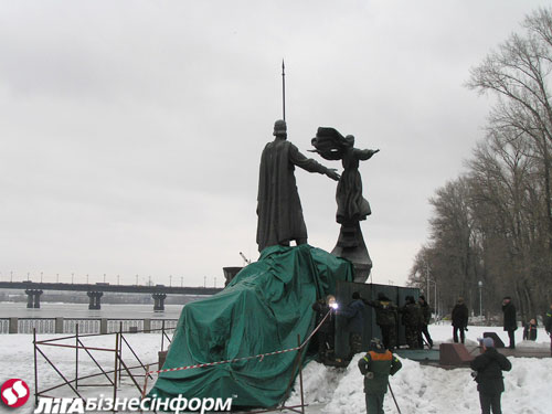 В Киеве рухнул памятник основателям города