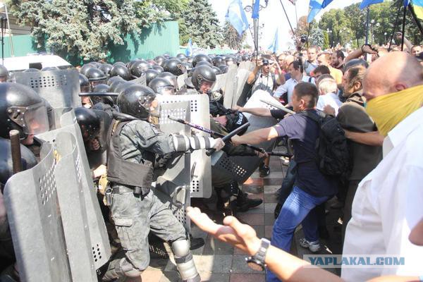 Митингующие в Киеве штурмуют здание Рады
