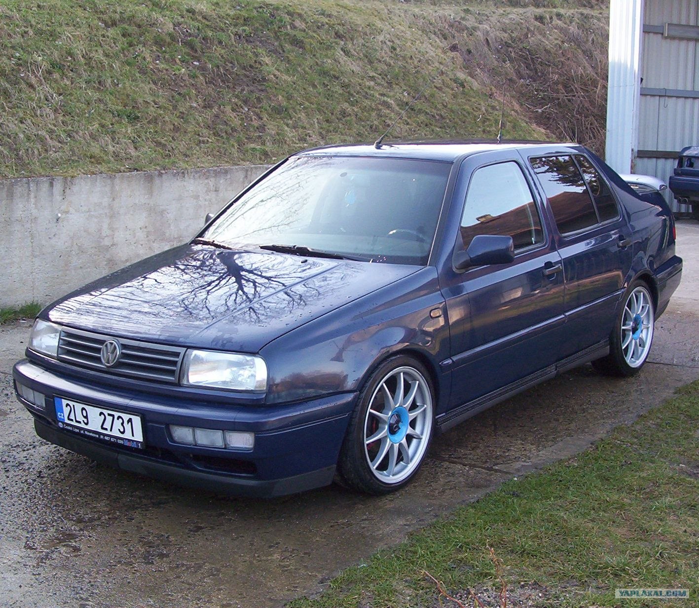 VW Vento на белых дисках