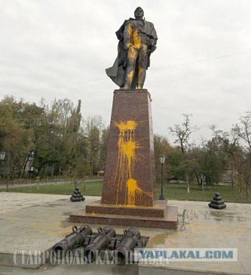 Латышские нацисты осквернили венок