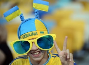 Скандал в Польше: украинских гастарбайтеров заставили носить желто-синюю униформу
