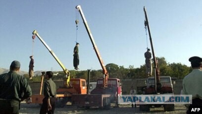 Да ничего особенного, просто чувак меняет лампочку