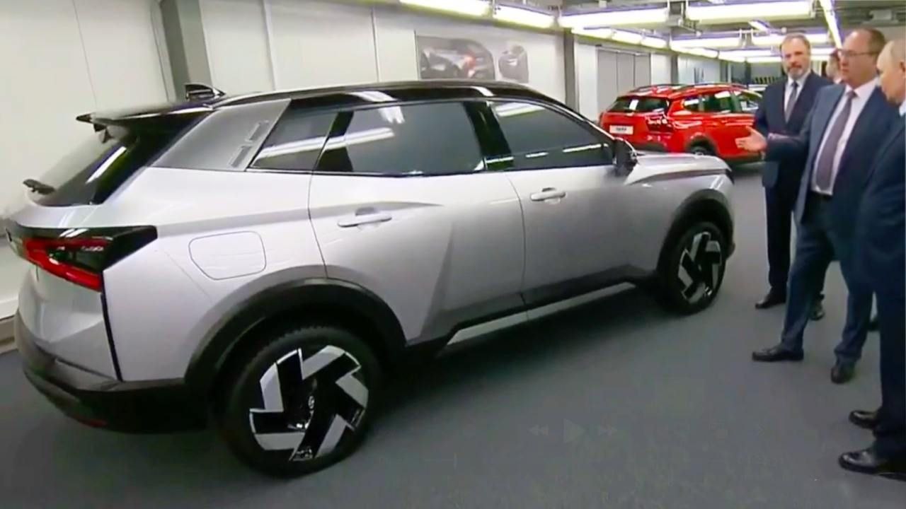 АвтоВАЗ показал сразу две новинки — кроссоверы Lada B+ Cross и Lada T-134
