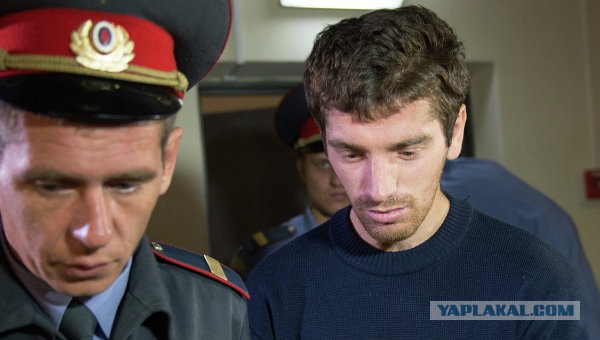 Дагестанцы избивают полицейского
