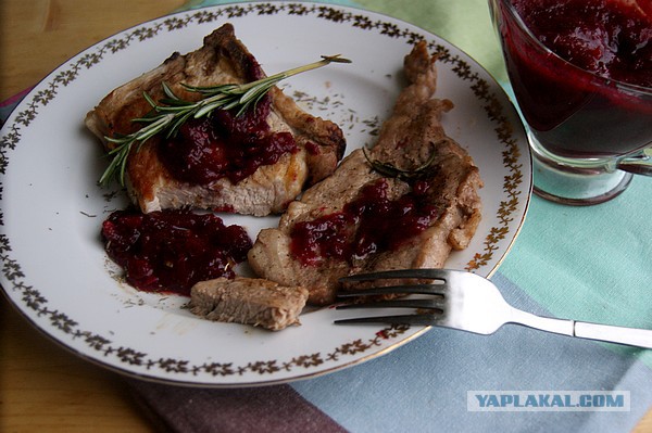 Свиные стейки.. С чесноком, розмарином, И со сливовым соусом
