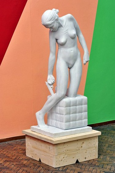 Обнаженные девушки с оружием в руках 16+