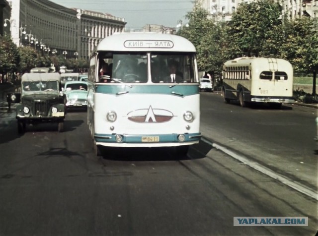 Киев и советский автотрафик 1962 года в фильме "Королева бензоколонки"