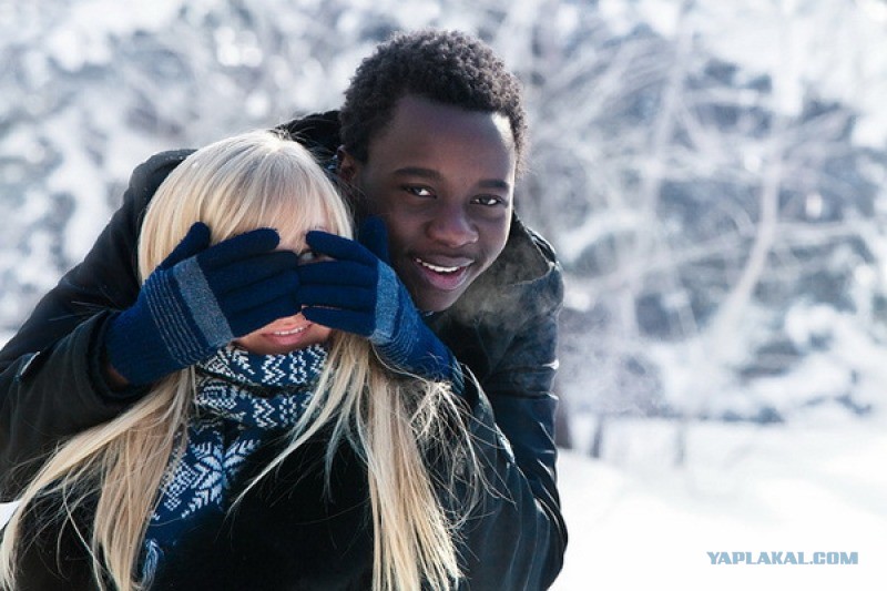 Темнокожий парень и девушка. Блондинка и африканец. Негр зима. Африканцы в России зимой. Иностранцы зимой в России.