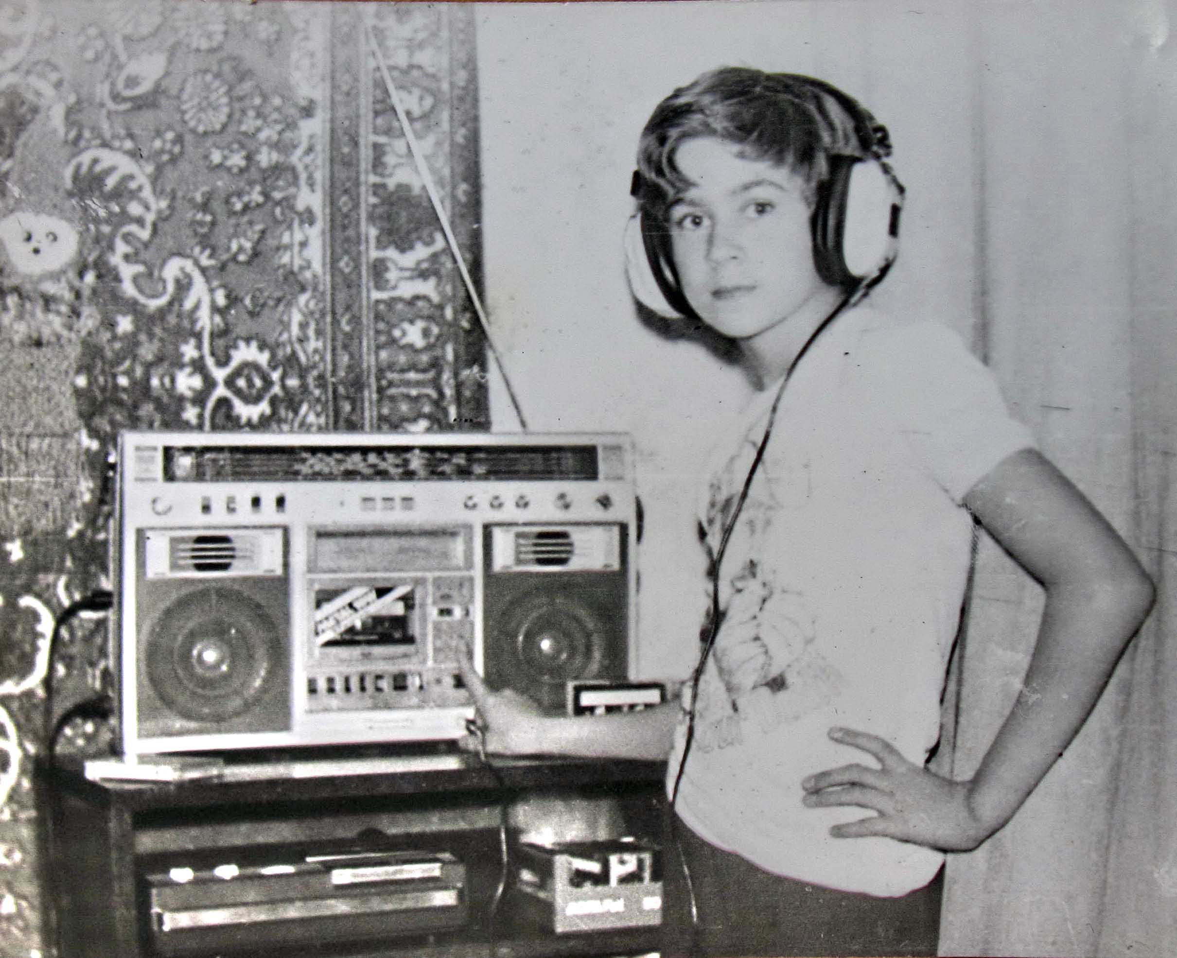 Радио 70 80 90 х слушать. Кассетный магнитофон 80е. Магнитофон 90 годов. Советская молодежь с магнитофоном. Человек с кассетным магнитофоном.