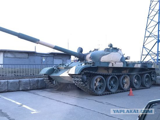 Самолет во дворе