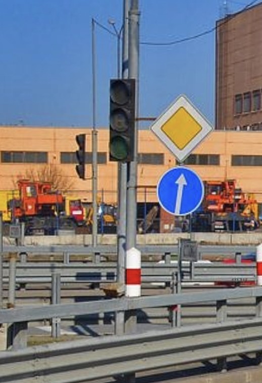 Принципиальная бабуля на BMW не захотела пропускать помеху справа